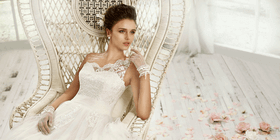 Tout dans tout en blanc et tout émue est un adverbe. l’adverbe peut s’accorder