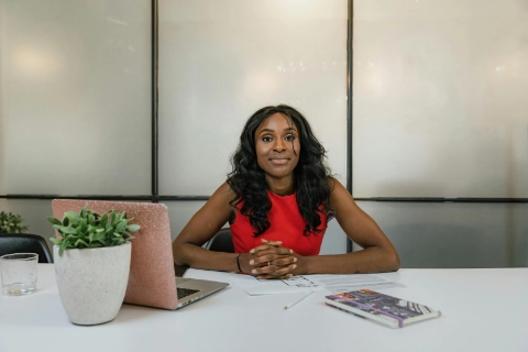 Une écrivaine souriante représentant la satisfaction des clients.