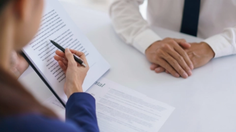 Un contrat signé symbolisant l’accord entre les parties.
