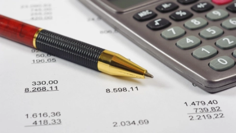 Cliquez sur la calculatrice pour obtenir une estimation de votre projet. Une calculatrice symbolisant l’évaluation d’un devis.