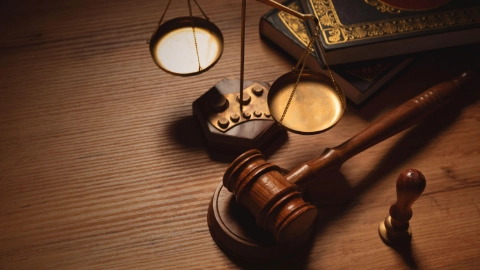 Une balance et un maillet de justice représentant la transparence juridique.