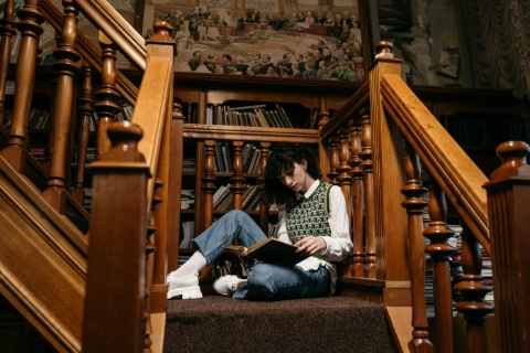 Une lectrice dans une bibliothèque, symbolisant la richesse des ressources linguistiques mondiales.