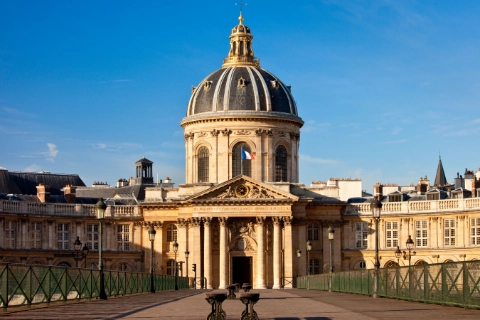 Cliquez sur l’Académie française pour explorer les méandres de l’histoire de l’orthographe. Façade de l’Académie française sous un ciel bleu illustrant l’évolution de l’orthographe française.