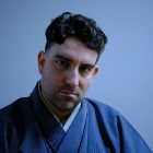 Bastian Florian Rohr est l’auteur de l’ouvrage Mademoiselle Ramune & Monsieur Prune. Photographie de portrait de l’auteur Bastian Florian Rohr.