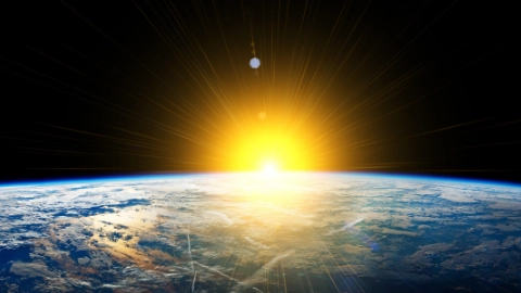 Une aube du Soleil sur la Terre vue depuis l’espace.