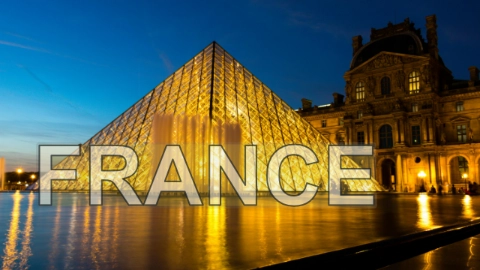 La pyramide du Louvre illuminée de nuit.