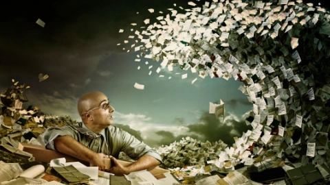 Un homme submergé par une vague de documents et de factures, illustrant la nécessité d’un classement efficace.